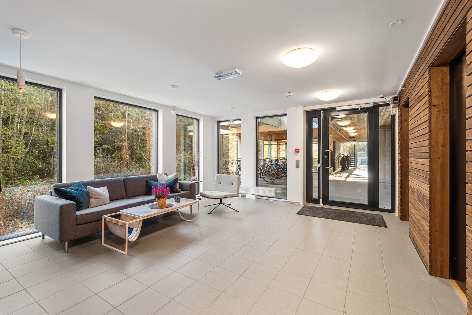 Pen og innbydende inngangsparti når man kommer inn i bygget Galleribilde