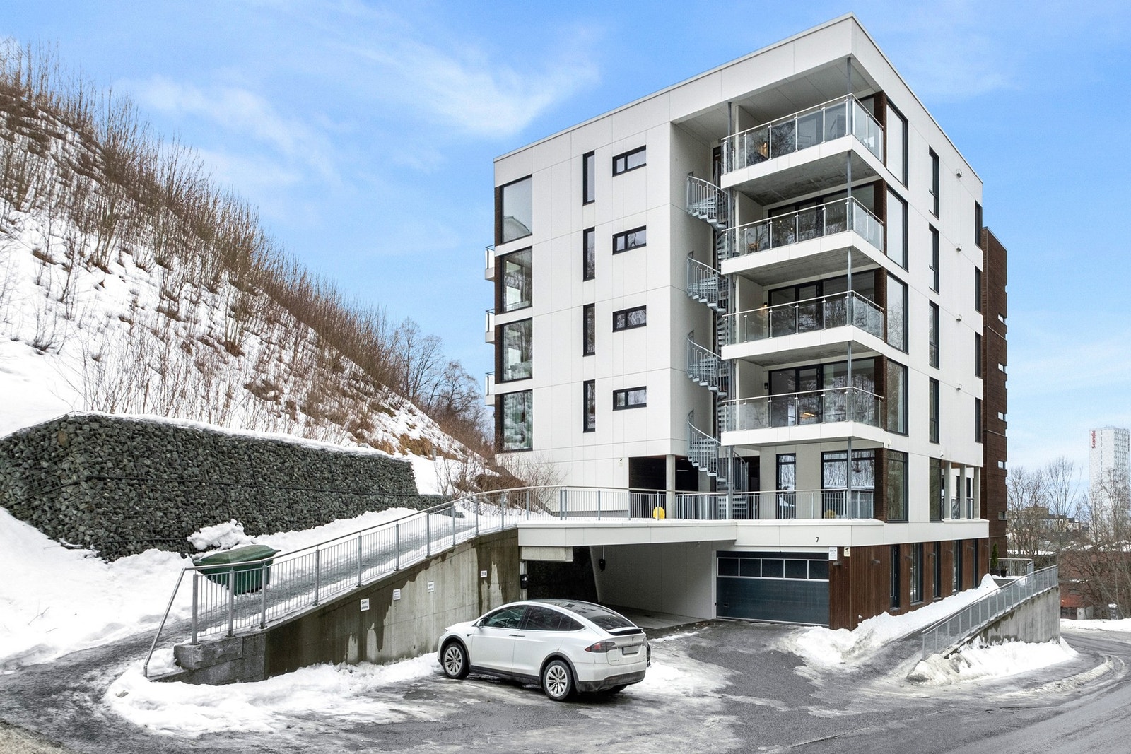 Gjesteparkering utenfor bygget Galleribilde