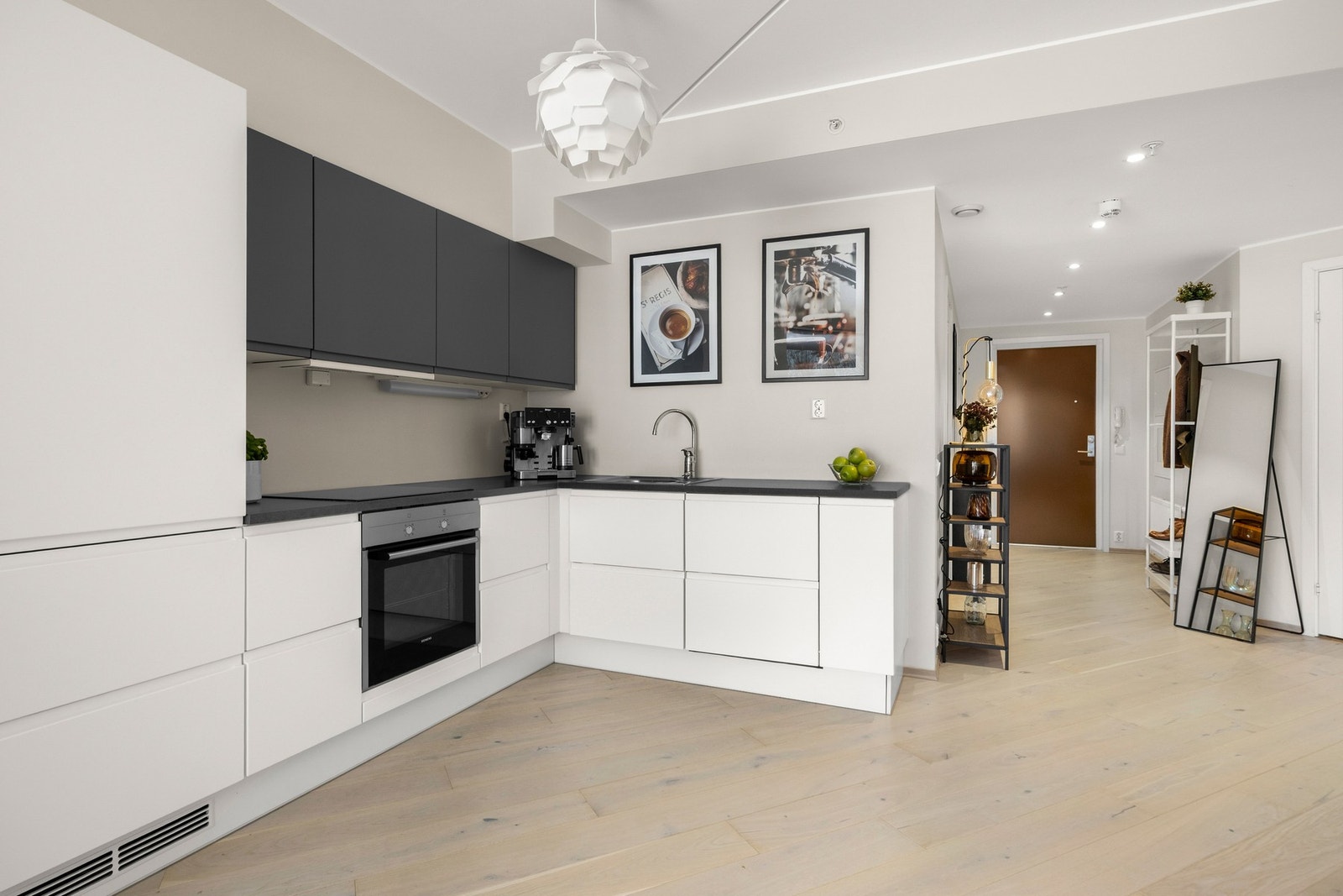 Her er det rikelig med skap og benkeplass Galleribilde