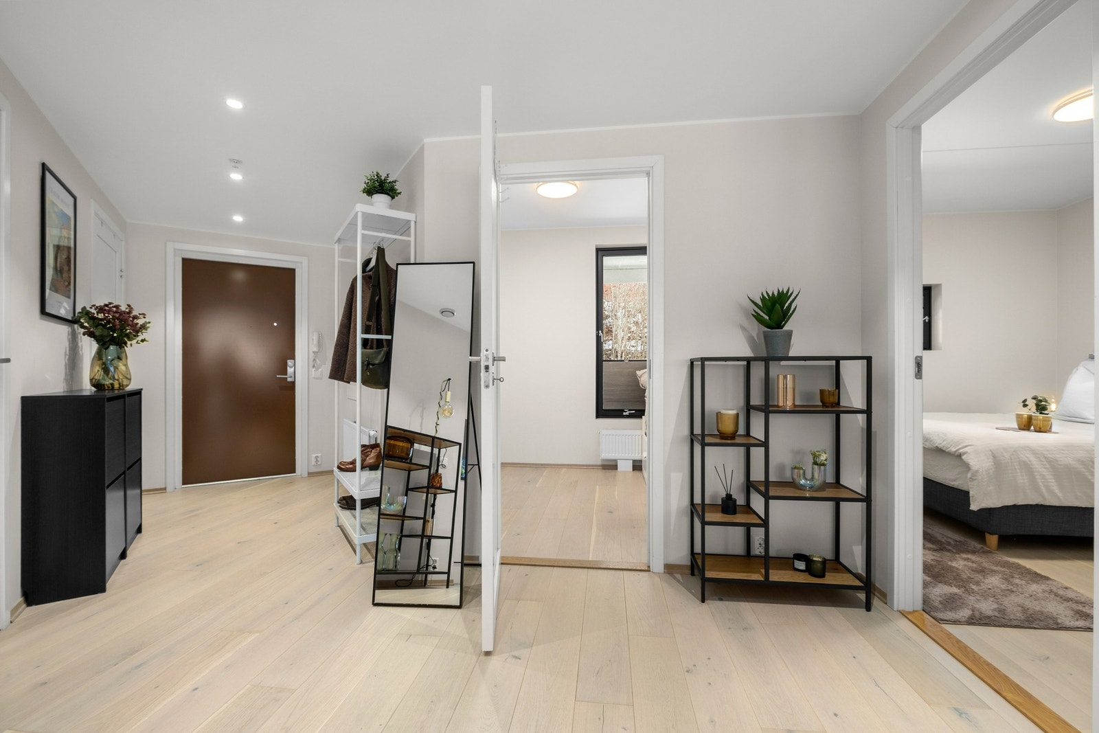 Leiligheten har gjennomgående lys og fint gulv Galleribilde