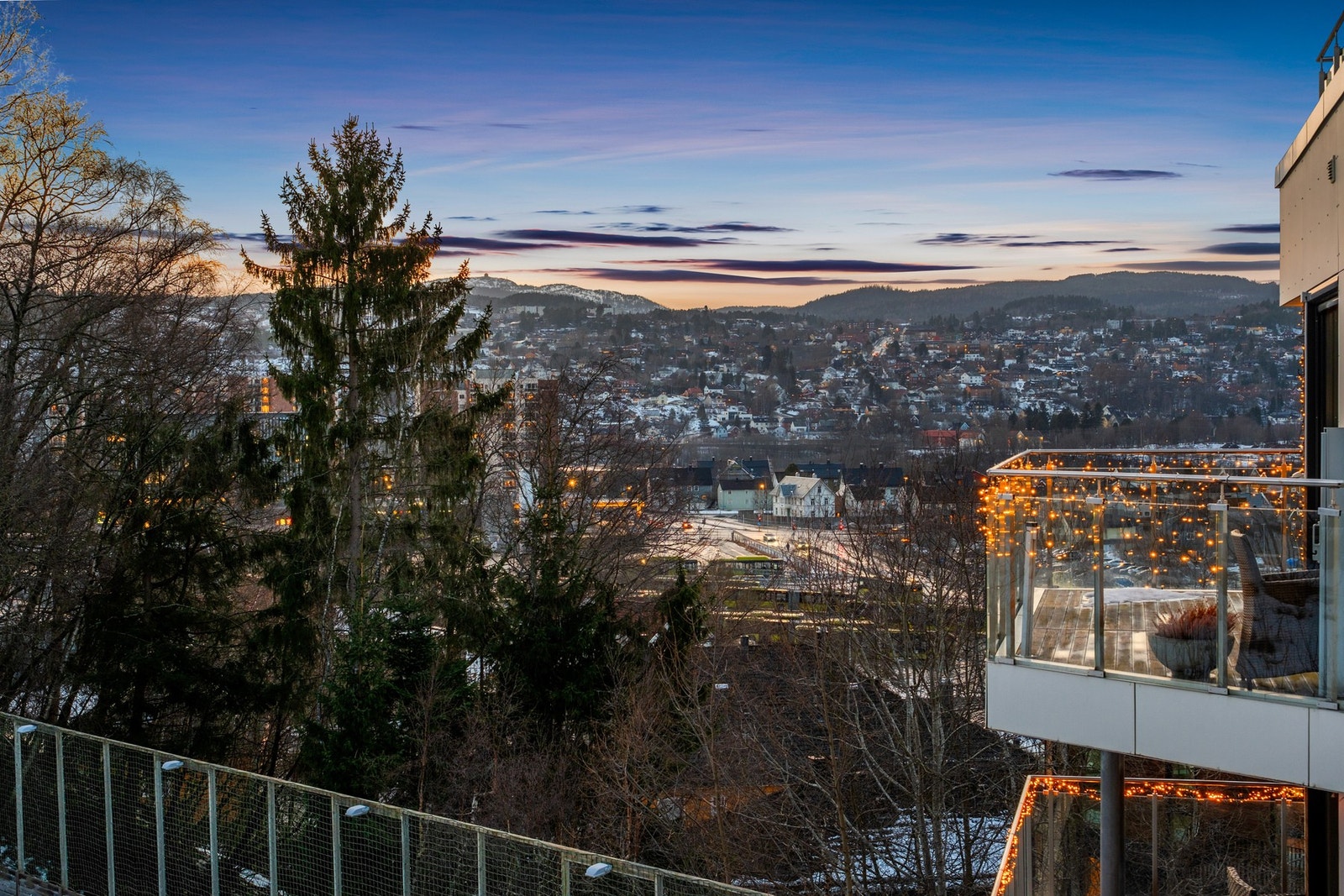 Fra balkongen får man en fantastisk utsikt mot nærområdet rundt Galleribilde