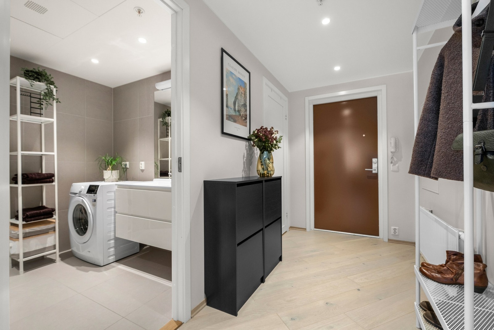 Innbydende entrè med plass til å henge fra seg sko og yttertøy Galleribilde