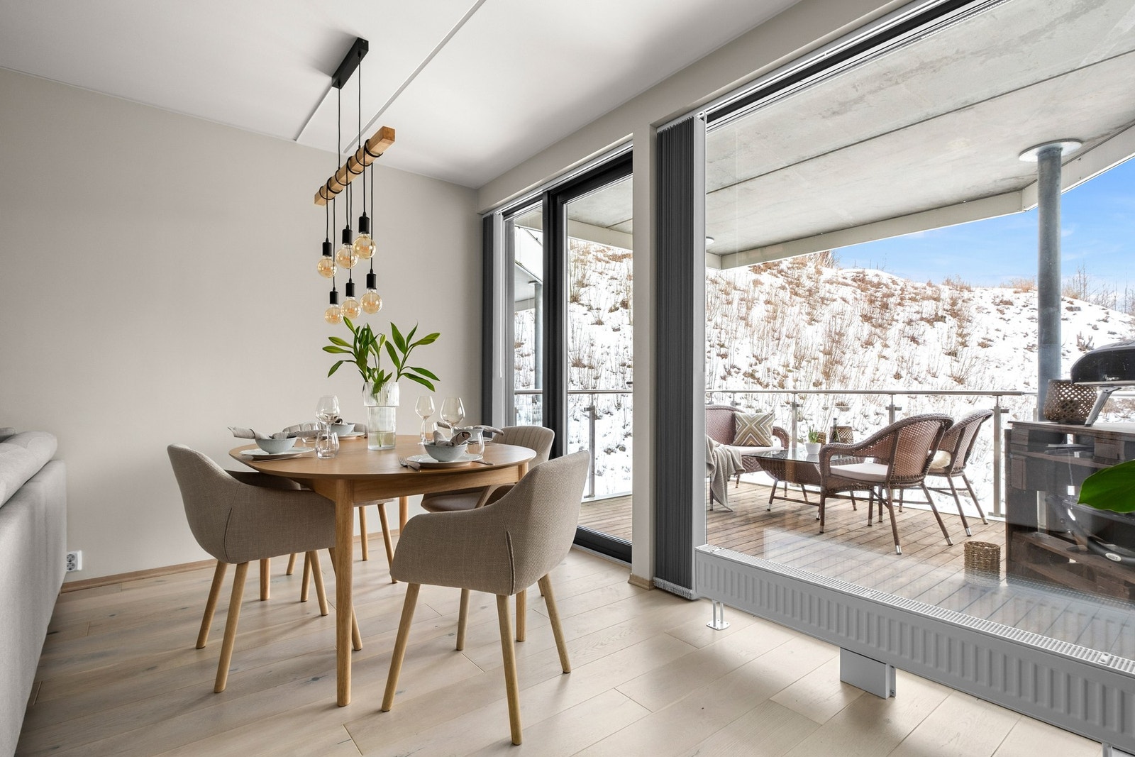 De store vindusflatene strekker seg langs hele veggen og sikrer rikelig med naturlig lysinnslipp Galleribilde