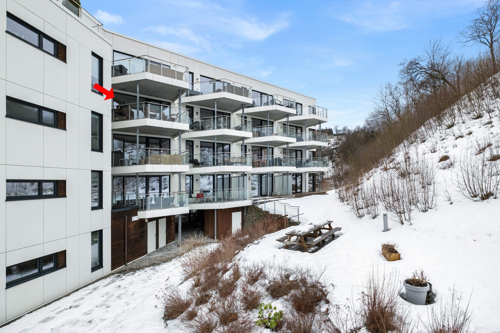 Pent opparbeidet grøntareal med sitteplasser for beboerne Galleribilde