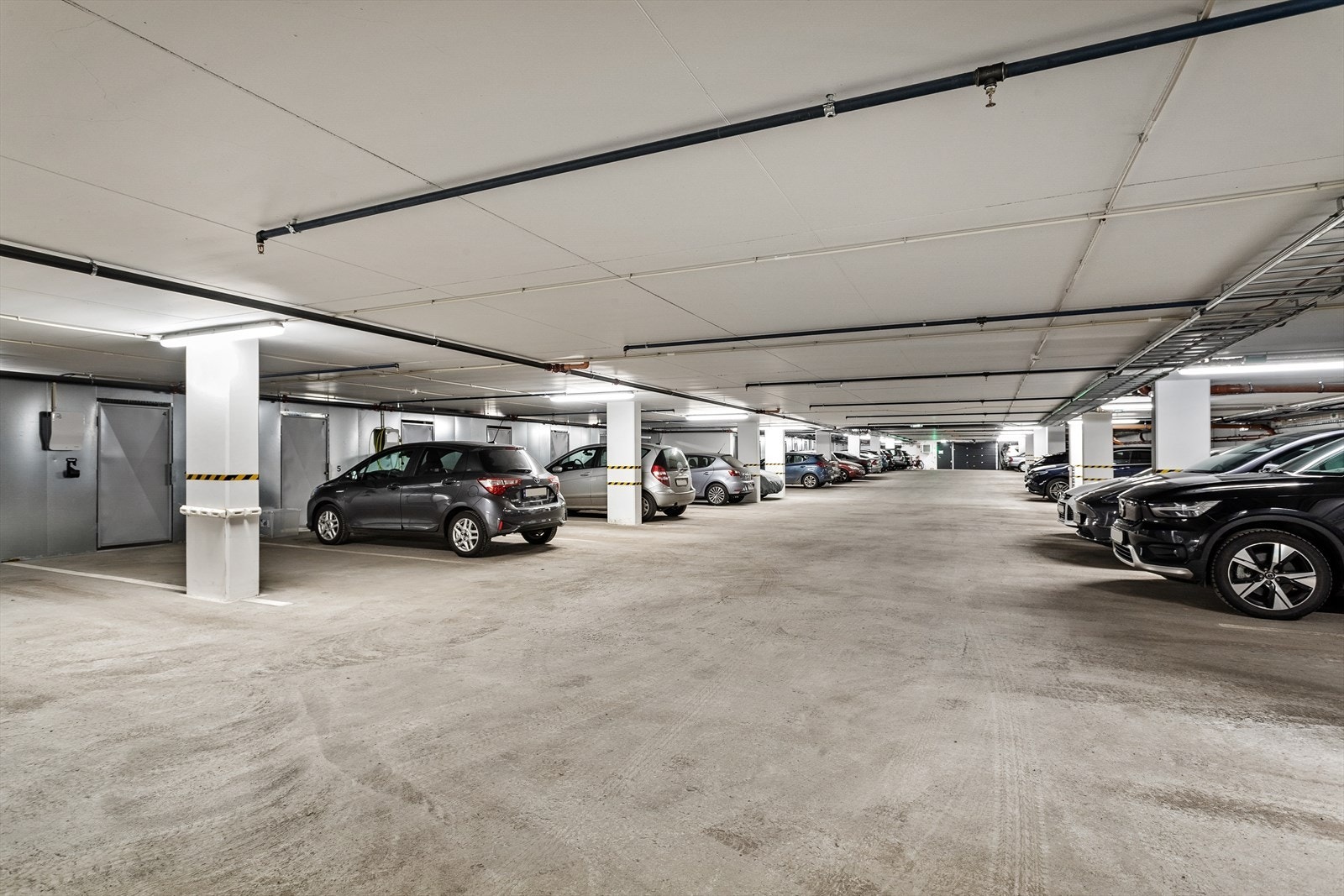 Leiligheten har egen garasjeplass og bod i oppvarmet, felles garasjekjeller med heisadkomst opp til leilighetsplanet. Galleribilde