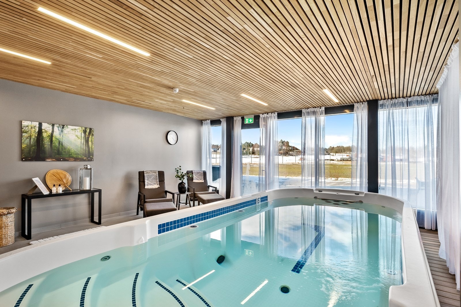 Motstrømsbasseng og avslapningsområde for beboerne. Garderober og treningsrom vegg-i-vegg. Galleribilde