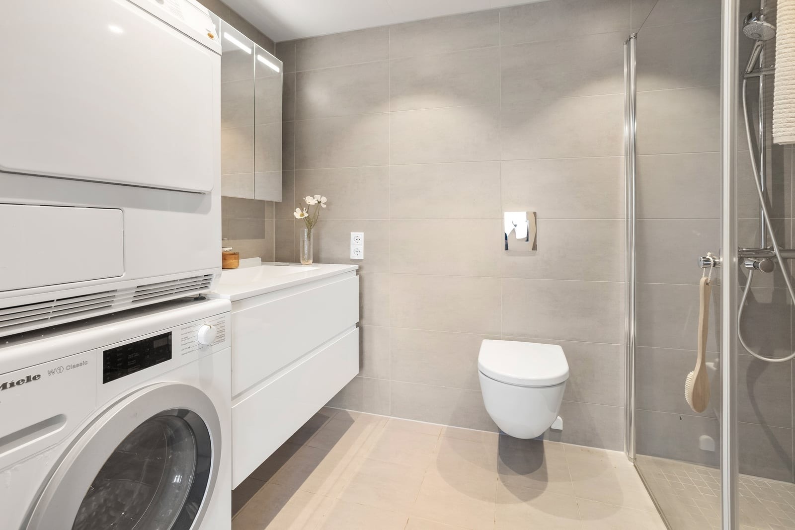 Lekkert bad med moderne fliser og god oppbevaringsplass. Badet har adkomst fra hovedsoverommet. Galleribilde