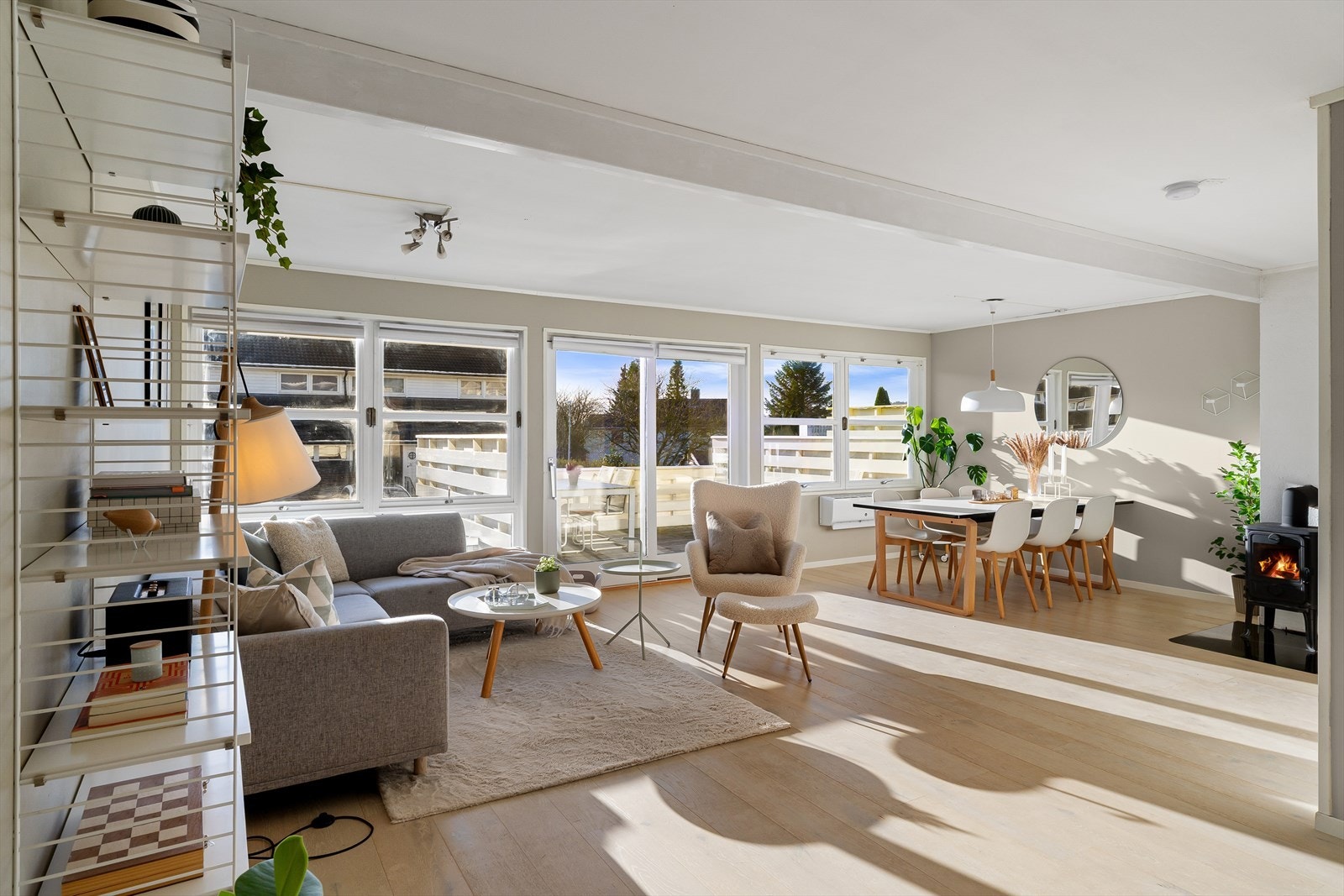 Lys og romslig stue med gode vindusflater Galleribilde