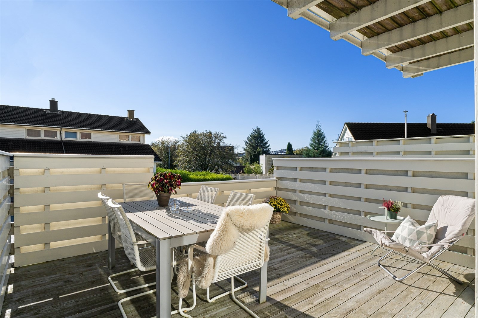 Sørvendt terrasse med utgang fra stuen Galleribilde