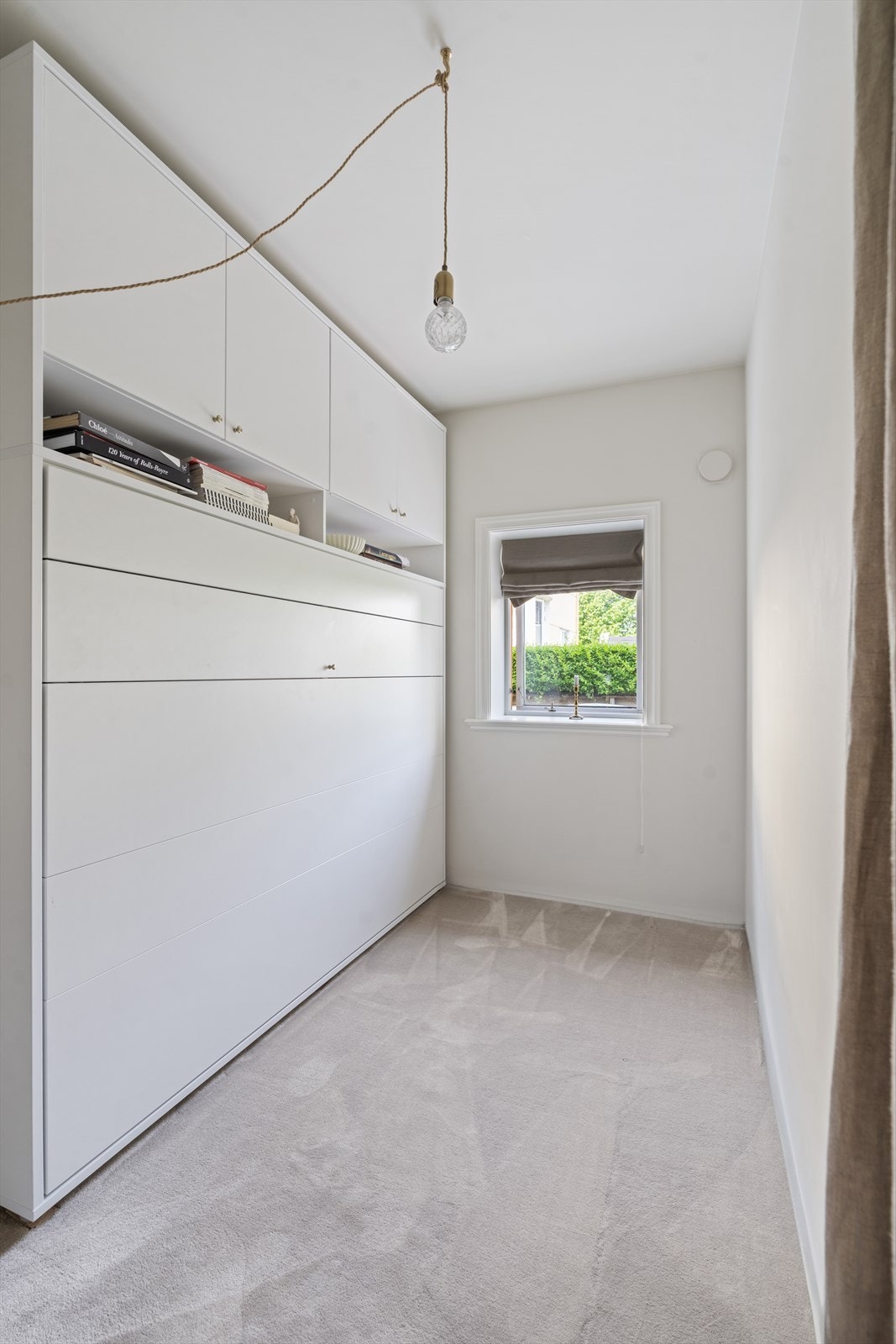 Soverom 2 / integrert og nedtrekkbar seng Galleribilde