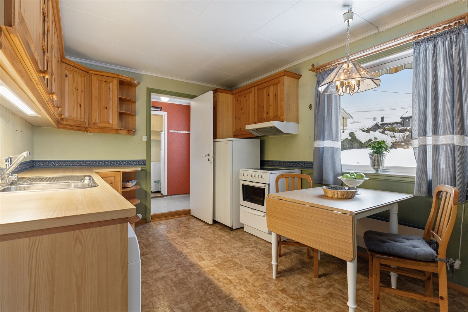 Separat kjøkken med profilerte fronter og laminat benkeplate. Galleribilde