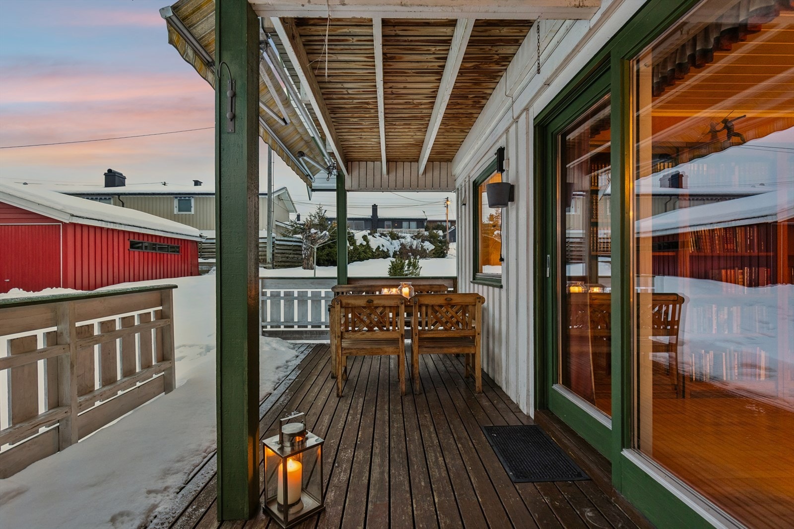 Terrasse med plass til utemøbler. Galleribilde