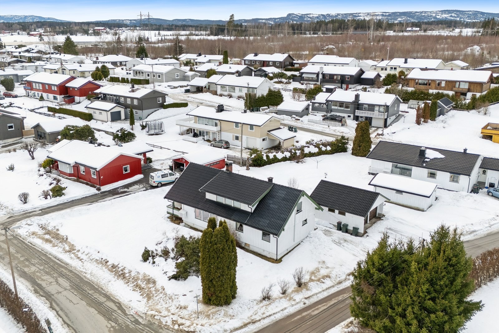 Fra boligen har en gangavstand til barne- og ungdomsskole, samt kort kjørevei til barnehage, dagligvare og andre servicetilbud en måtte ha behov for. Galleribilde
