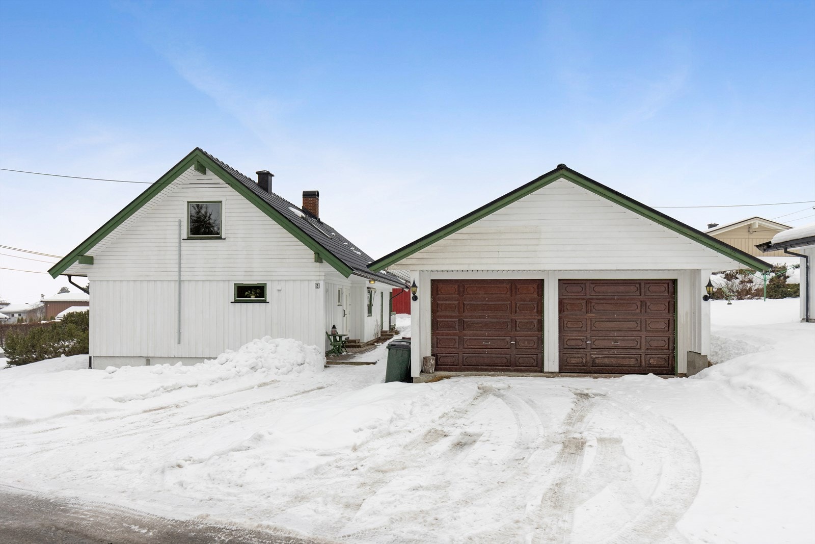 Bilen kan parkeres i dobbelgarasje eller på gårdsplassen. Galleribilde
