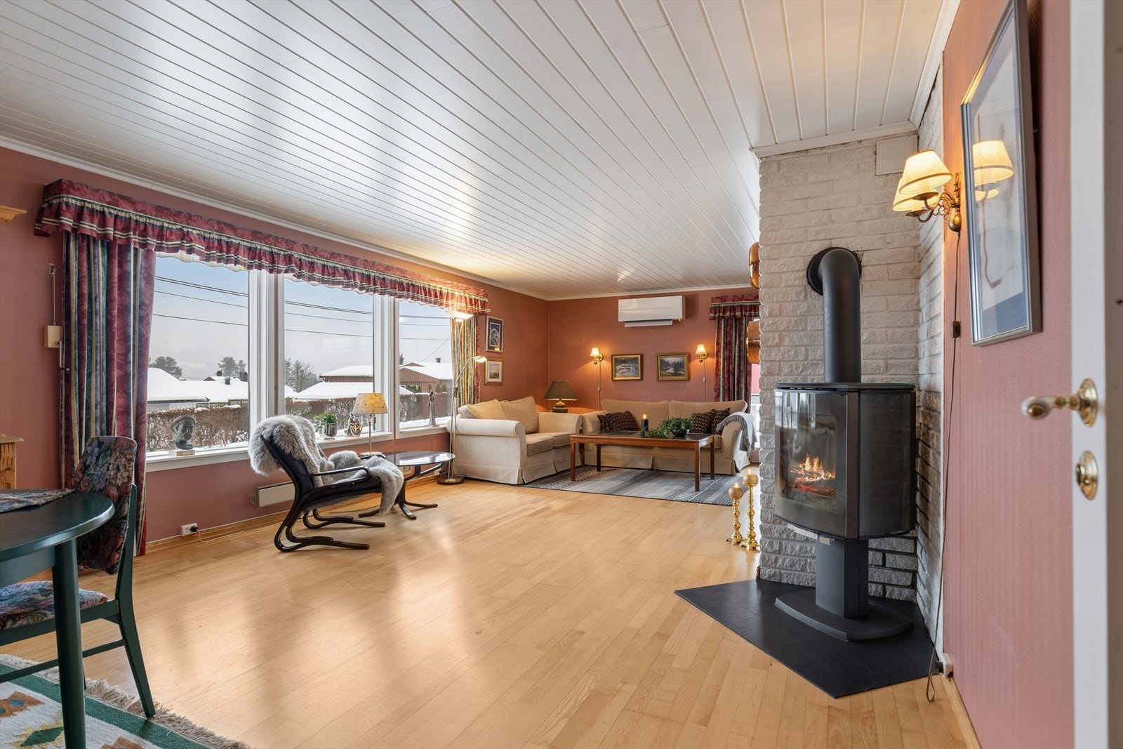 Peisovn gir en trivelig atmosfære på kjølige dager. Her er det også varmepumpe. Galleribilde