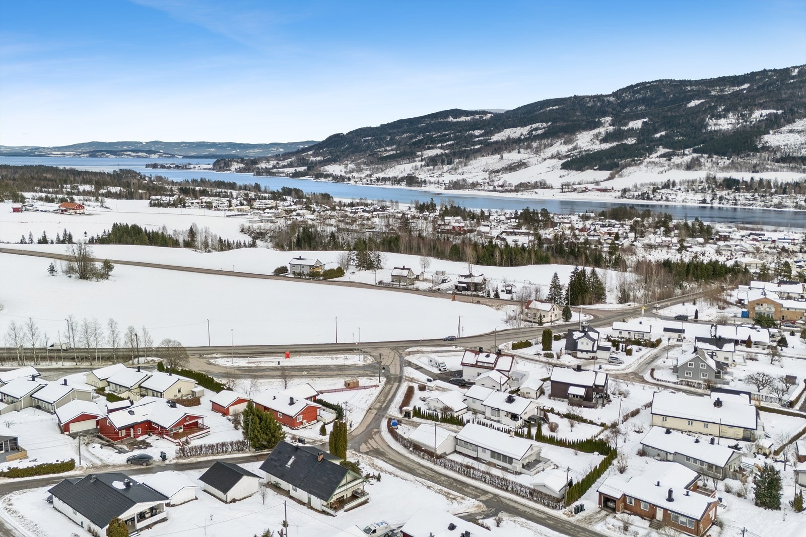 Eiendommen ligger fint til i et rolig og barnevennlig område på Vikerskogen like ved vakre Tyrifjorden. Galleribilde