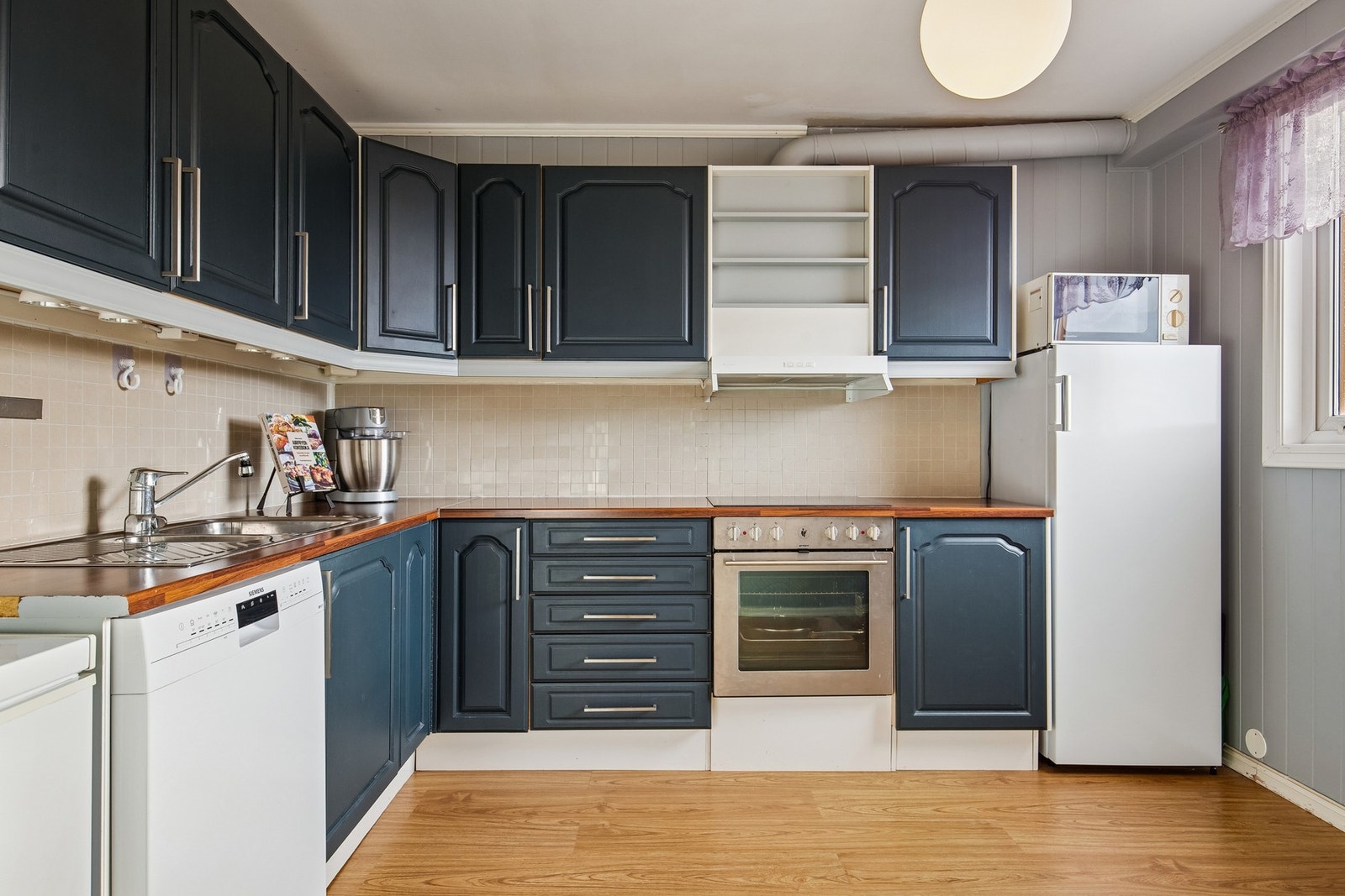 Leiligheten ligger i 2 etasje. Kjøkken m/over og underskap Galleribilde