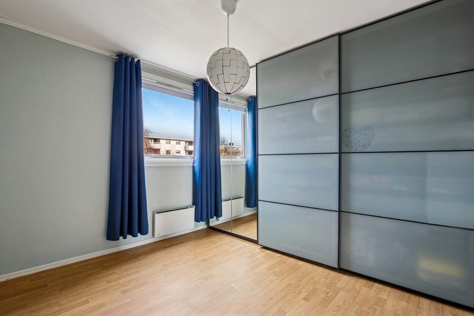 Soverom 1 m/skyvedørsgarderobe Galleribilde