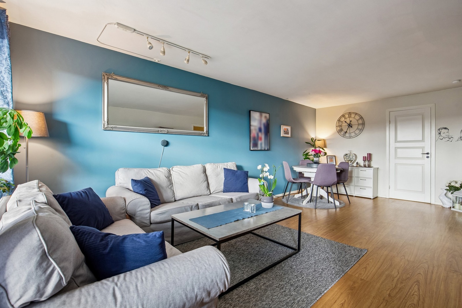 Romslig stue m/god plass til sofagruppe og spisestue Galleribilde