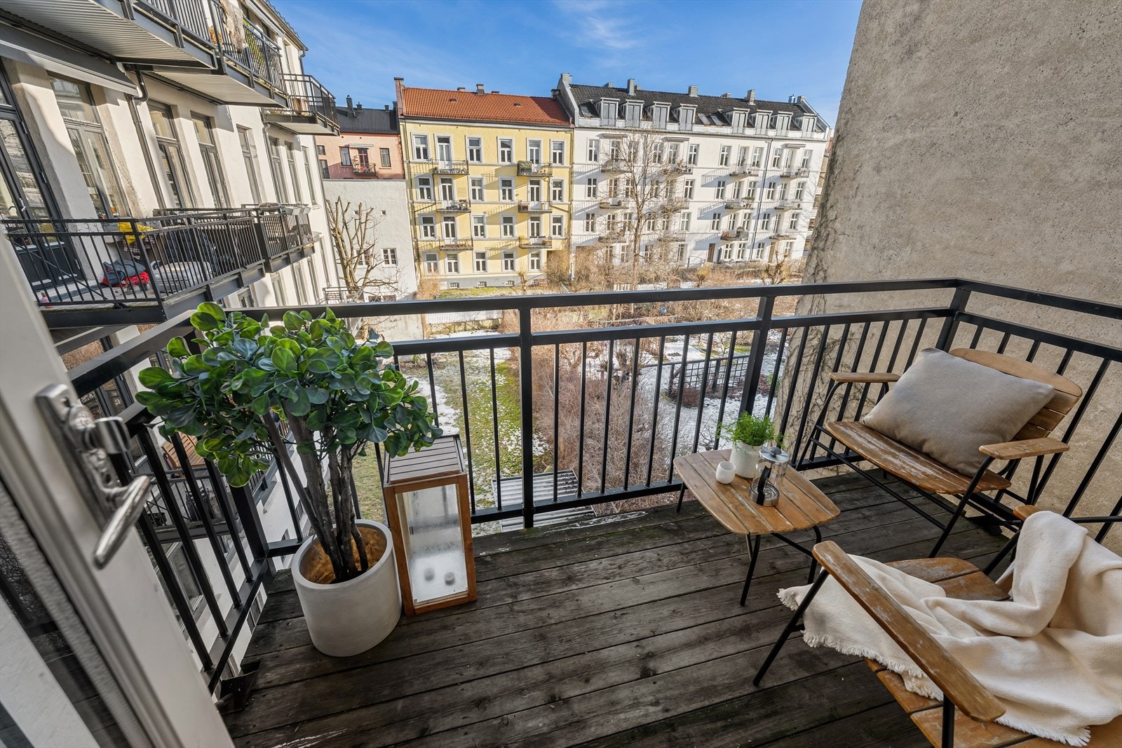 Det er plass til utemøblement, beplantning og grill. Galleribilde
