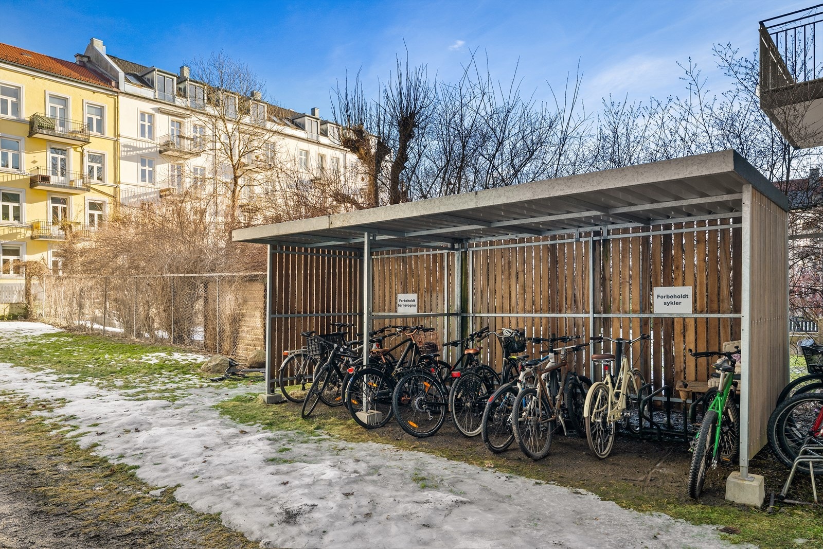 Sameiet har etablert felles sykkelparkering i bakgården. Galleribilde