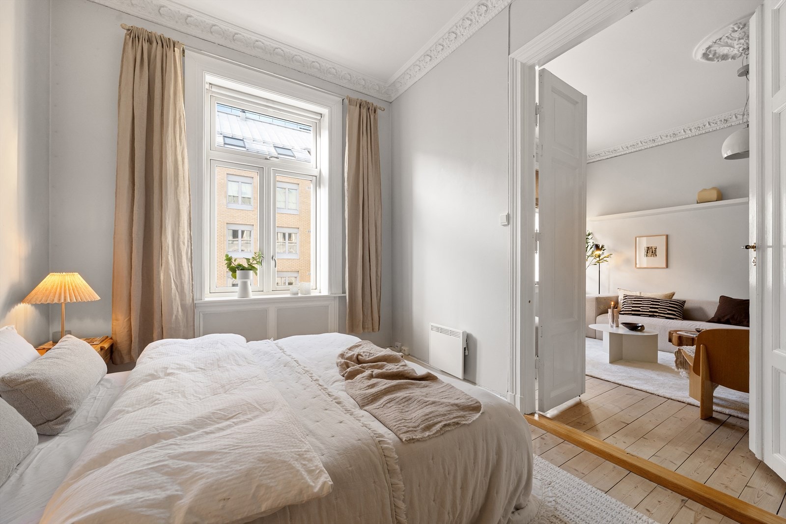 Lyst og romslig soverom med god plass til dobbeltseng med tilhørende nattbord. Galleribilde
