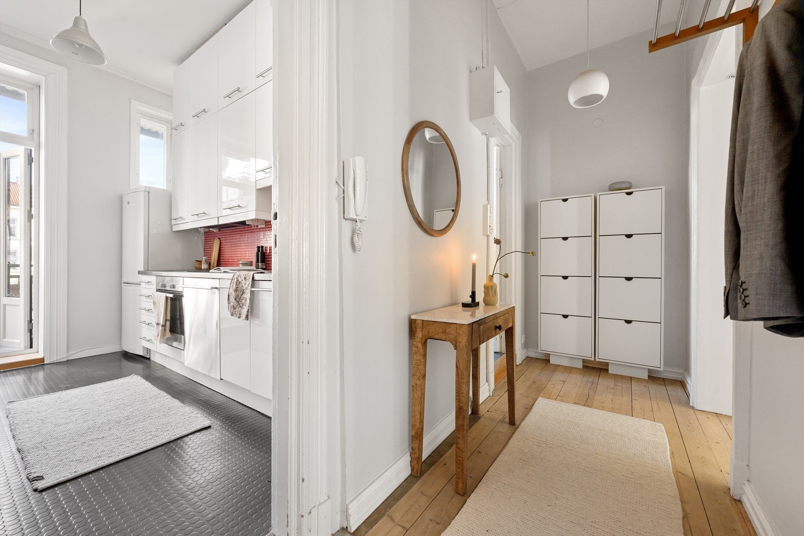 Separat kjøkken med utgang til balkong på ca. 5 m² mot skjermet bakgård Galleribilde
