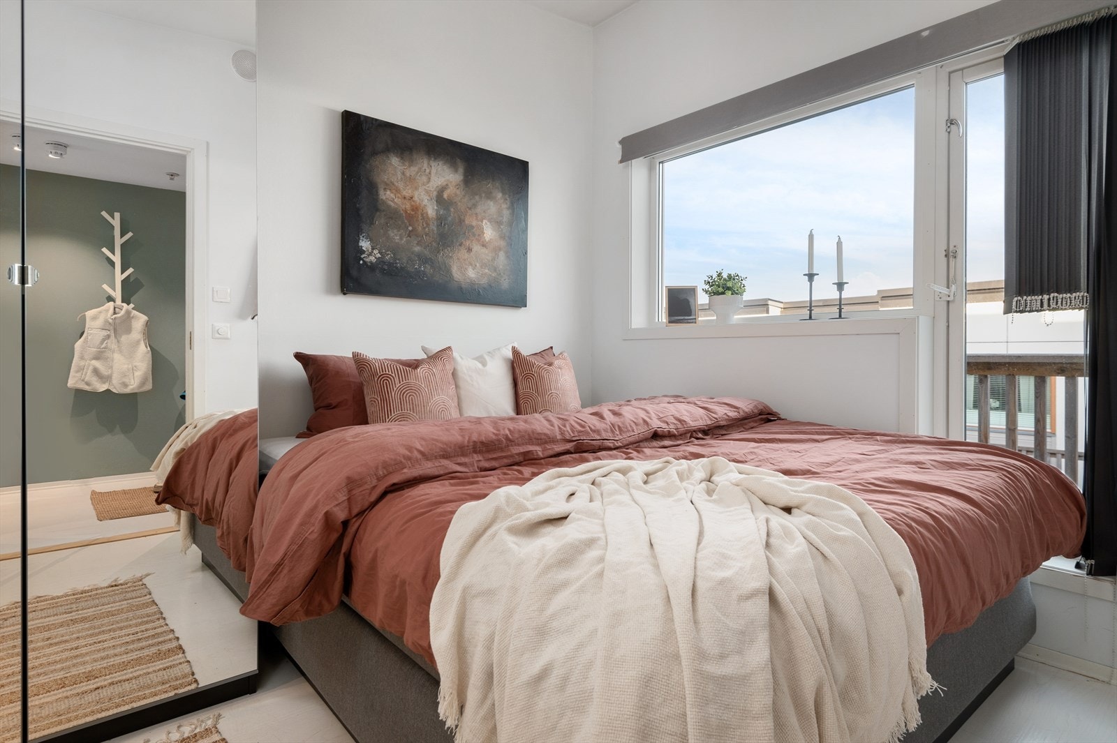 Soverommet er på hele 8 m², med god plass til dobbeltseng. Soverommet er vendt mot et rolig område. Galleribilde