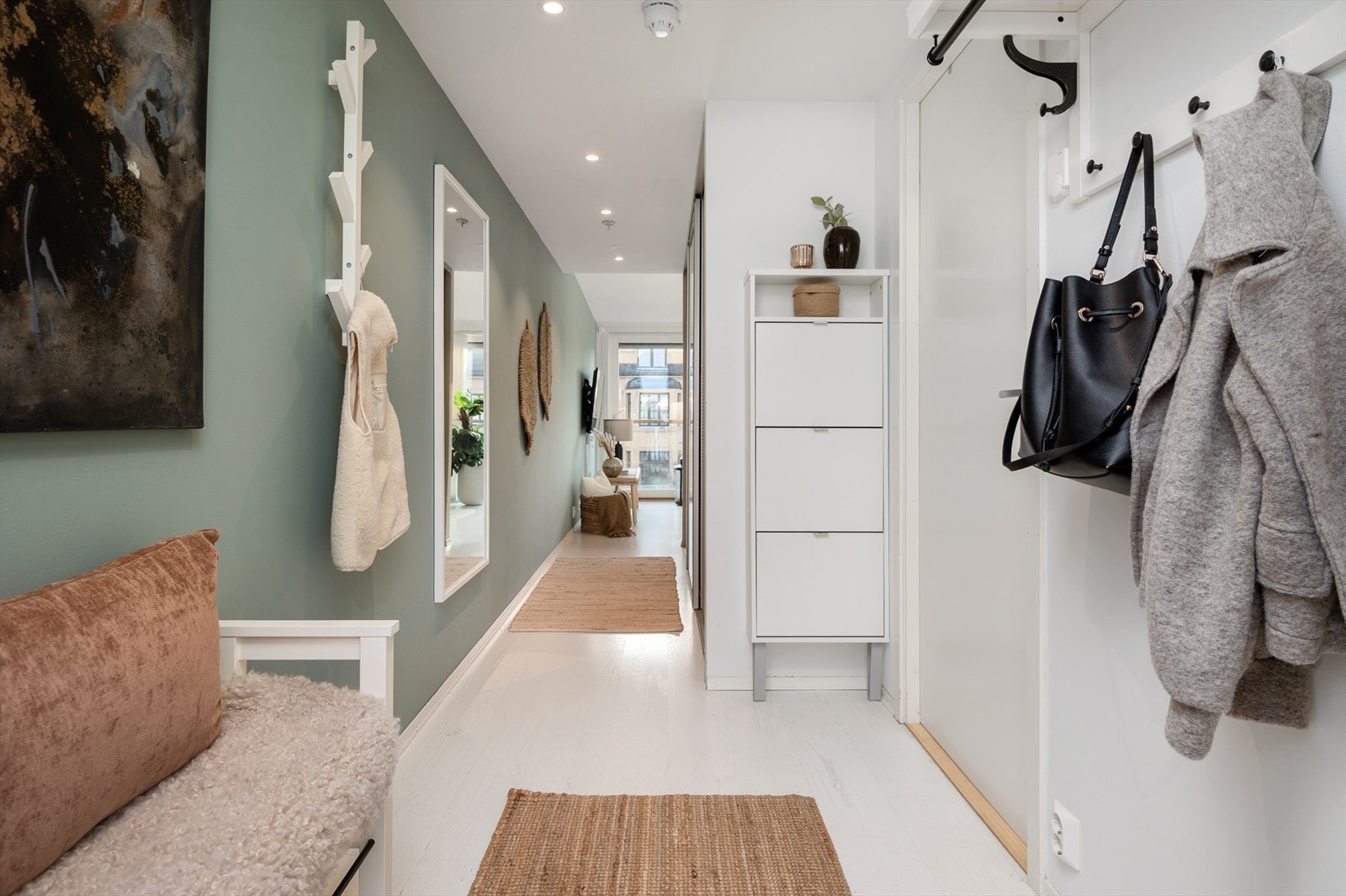 Her er det god plass til å henge fra seg ytterklær og sette fra seg sko. Galleribilde