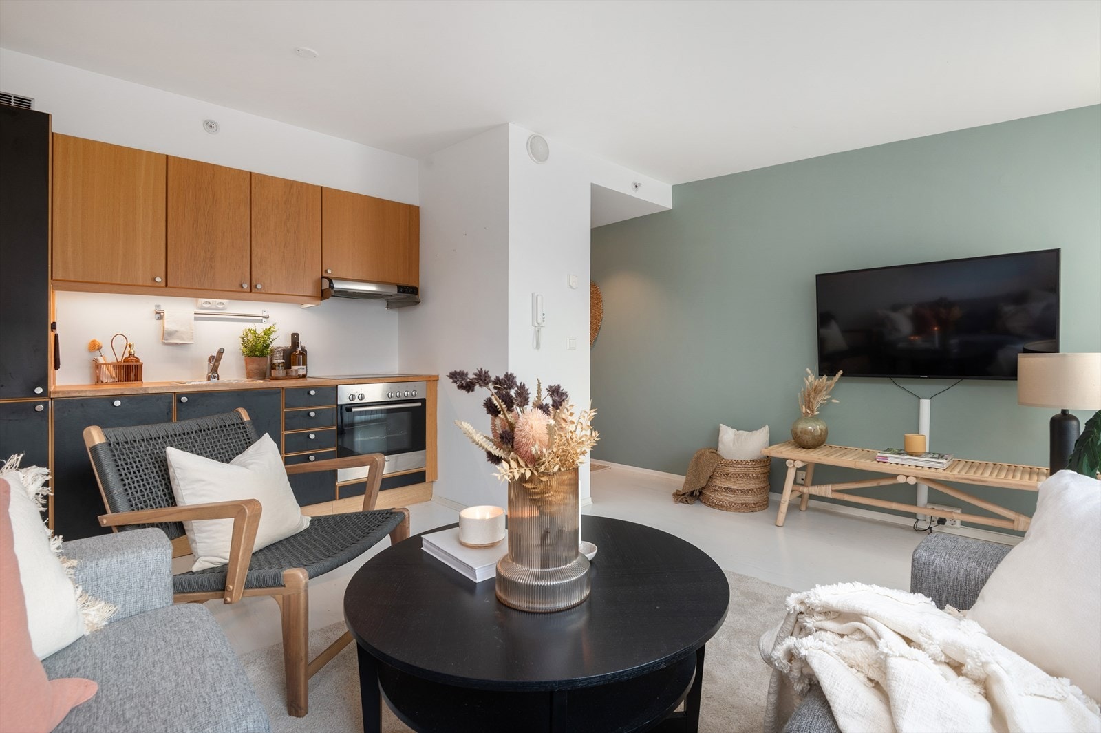 Leiligheten har åpen stue og kjøkken løsning på hele 21 m². Galleribilde