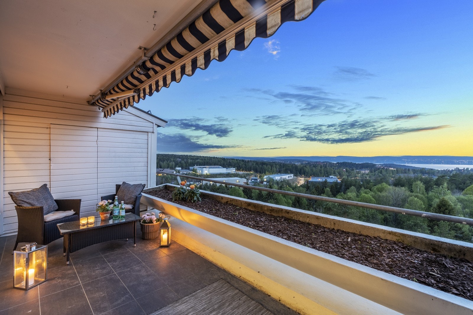 Kveldsbilde fra balkong mot syd. Galleribilde