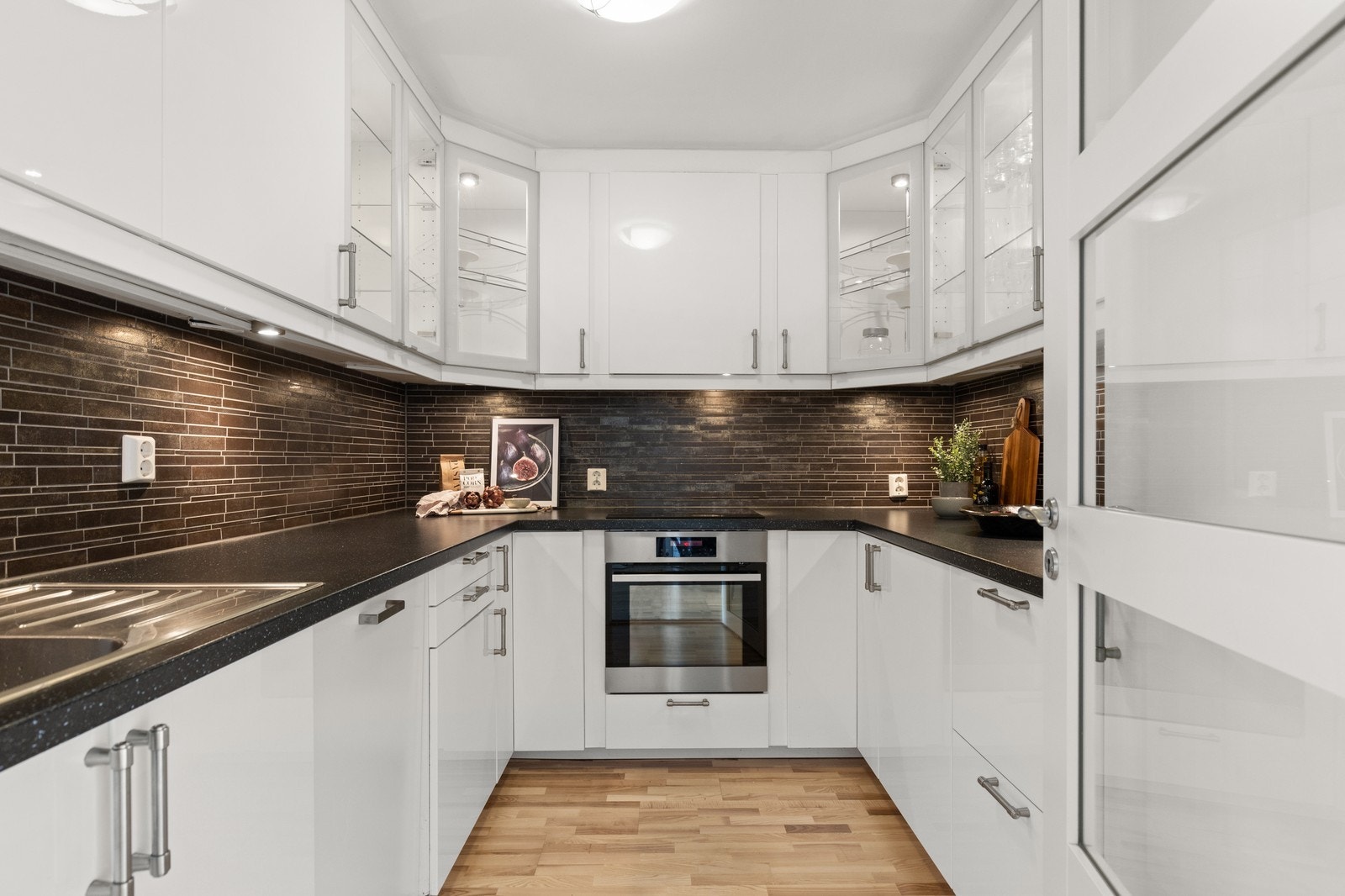 Lyst og moderne kjøkken med intergrerte hvitevarer. Galleribilde