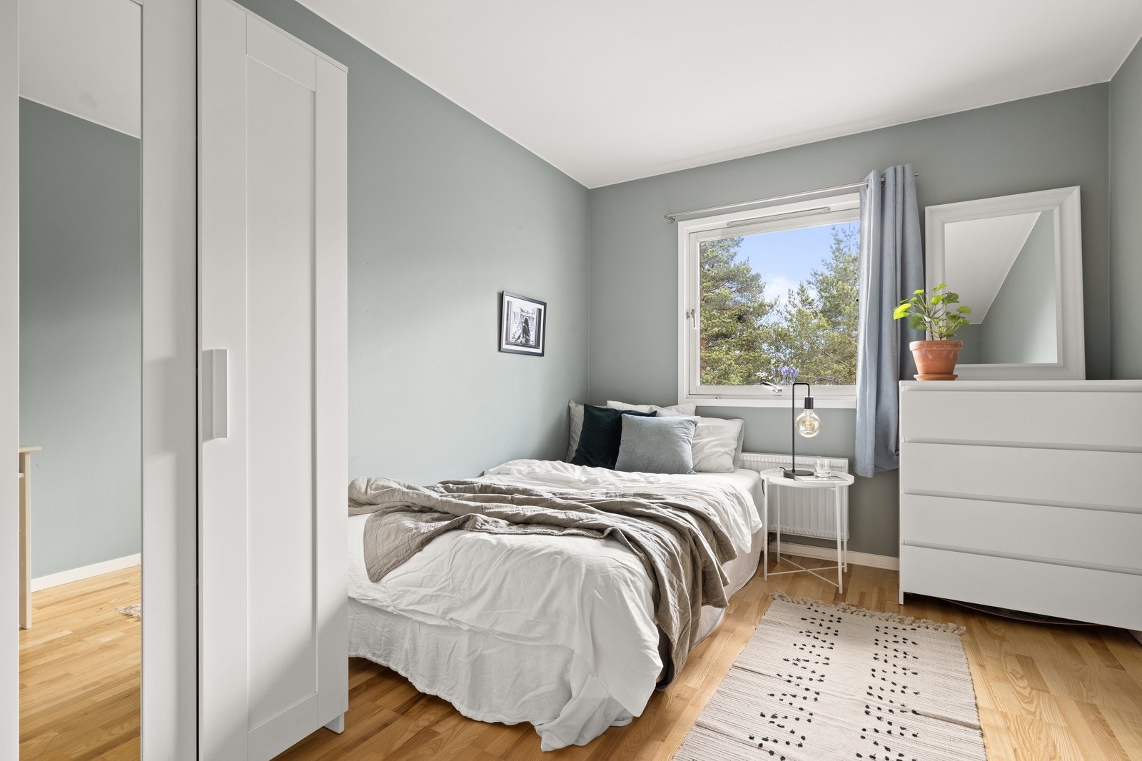 Soverom nr. 2 er av god størrelse og ligger vegg i vegg med hovedsoverom. Galleribilde