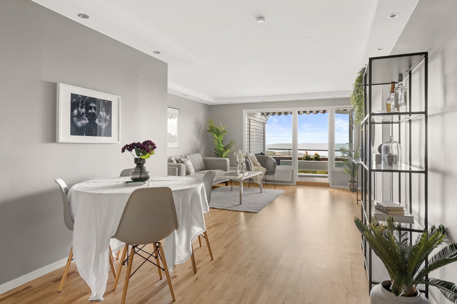 Stuen strekker seg langt. Galleribilde