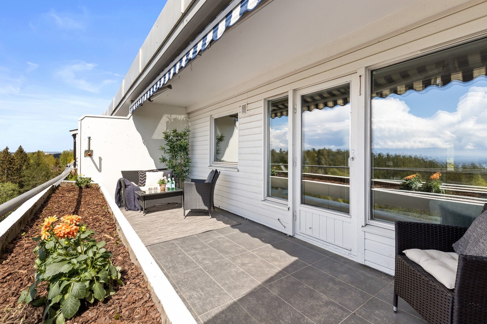 Denne balkongen har utgang fra stuen og vender mot syd. Gode solforhold. Galleribilde