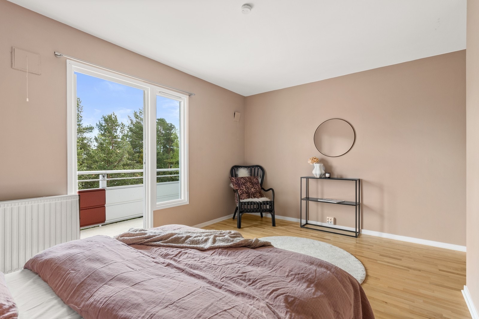 Fra hovedsoverommet er det utgang til balkong med morgensol. Galleribilde