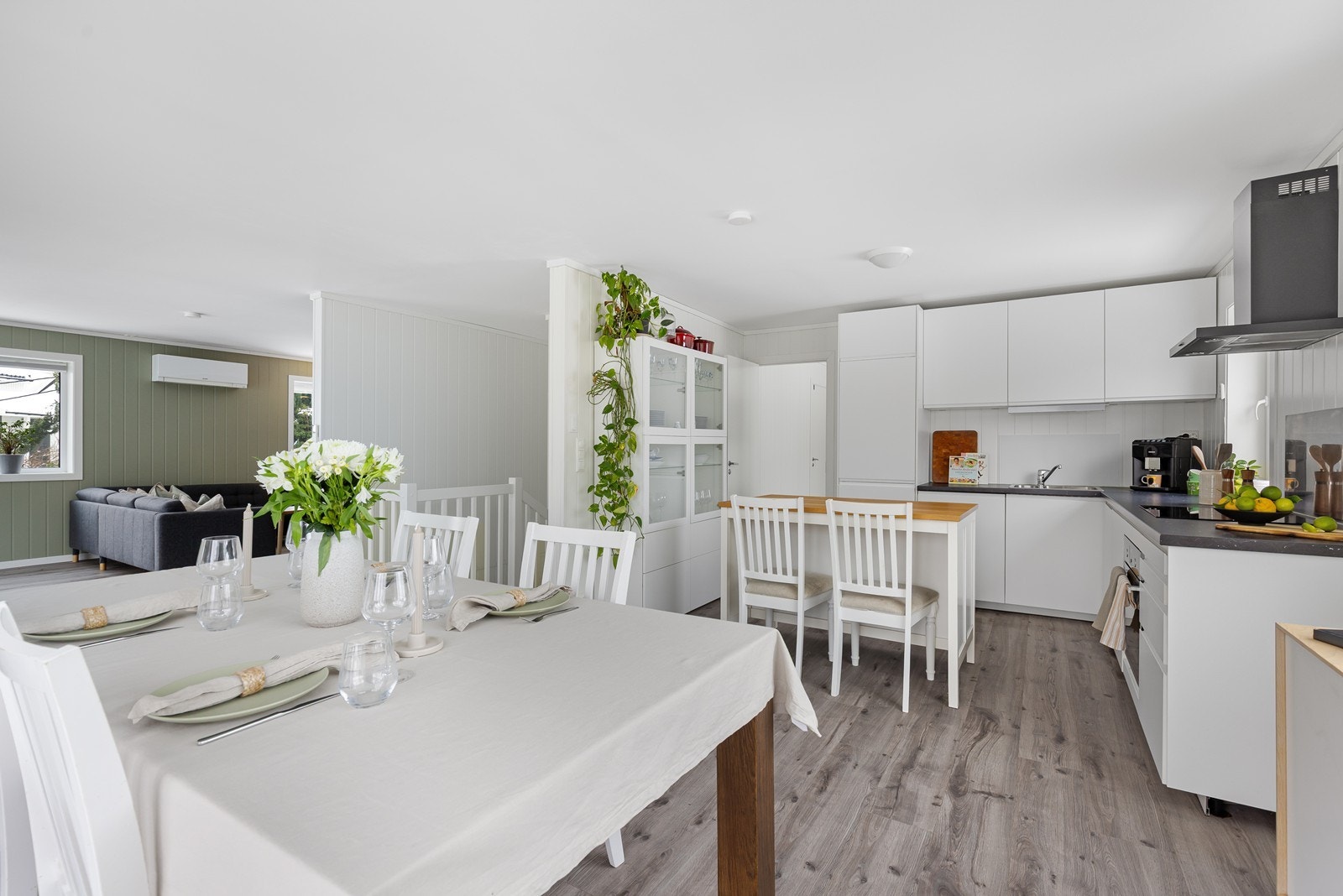 Boligen går over to plan med en funksjonell og godt planlagt planløsning - ideell for storfamilien som ønsker både sosiale oppholdsrom og skjermede private områder. Galleribilde