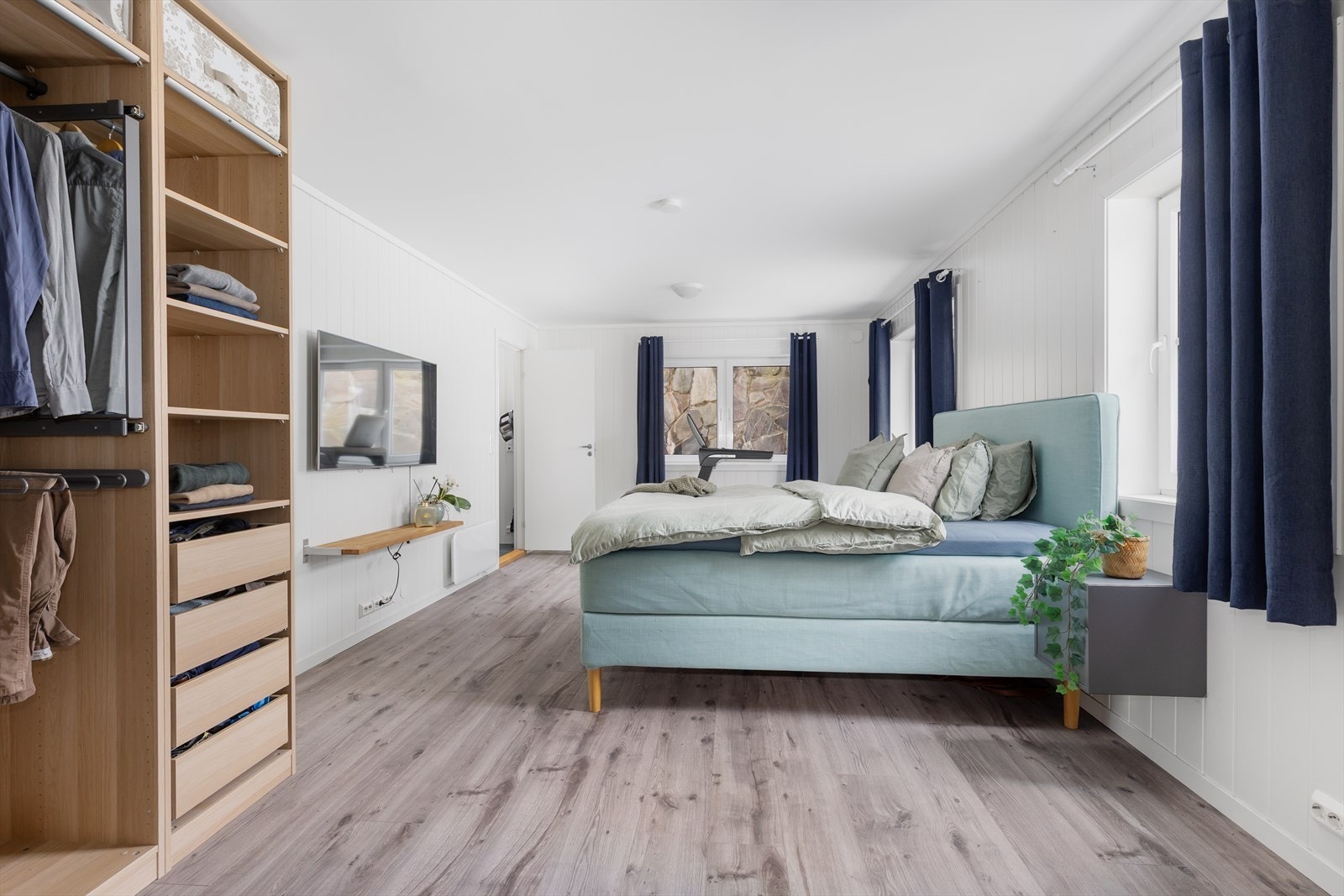 I dag innredet som master bedroom. Den romslige størrelsen gir gode muligheter for å etablere en privat og eksklusiv sone med god plass til både seng, garderobe og sitteområde. Galleribilde