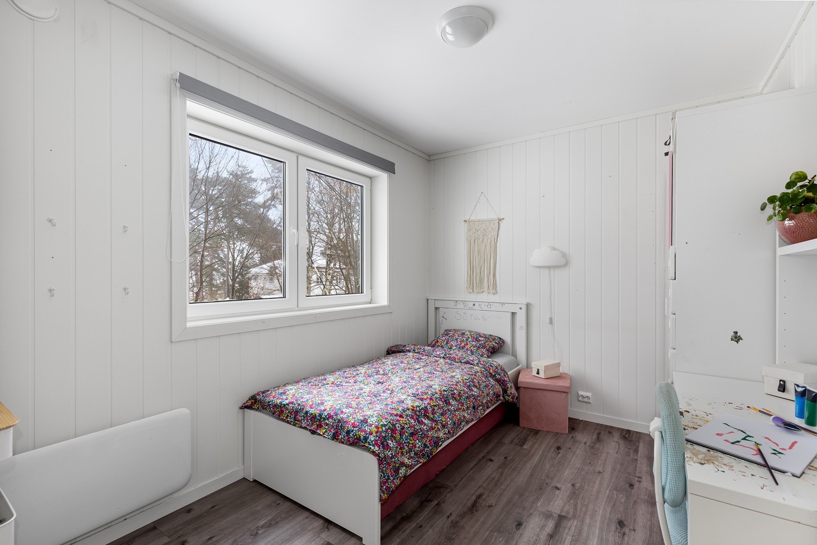Første soverom i 1. etasje brukes i dag som barnerom, med god plass til seng, skrivebord, skap og annet møblement. Galleribilde
