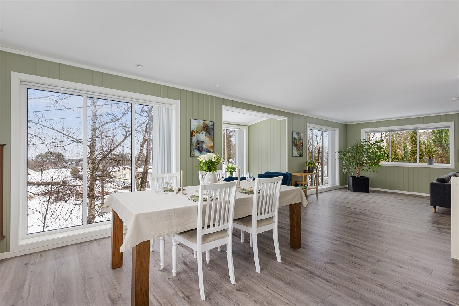 Hele oppholdsrommet er lyst og luftig, med store vindusflater som slipper inn rikelig med naturlig lys og gir god romfølelse. Galleribilde