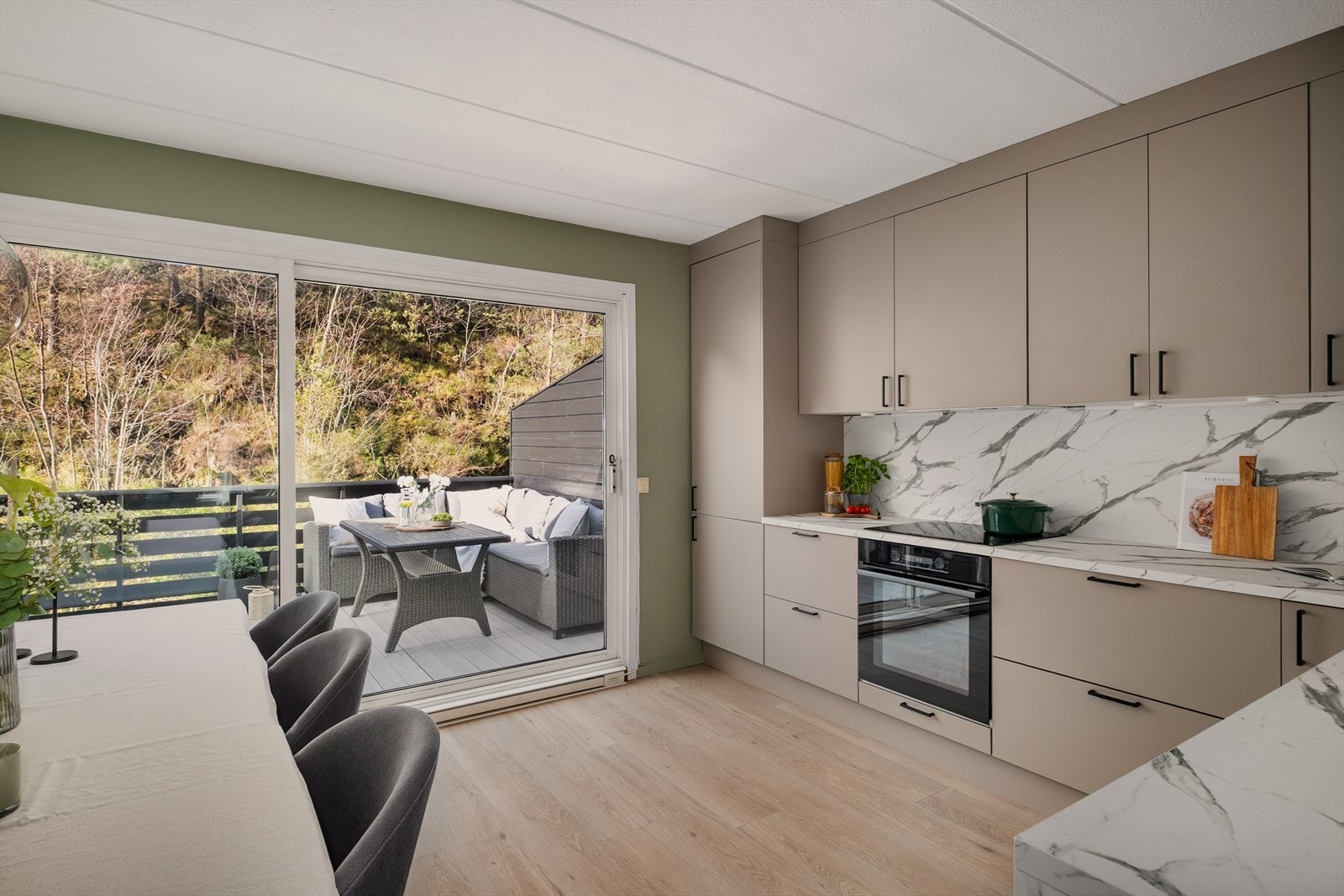 Et flott & innbydende rekkehus med attraktiv beliggenhet i et rolig og familievennlig boligområde. Galleribilde