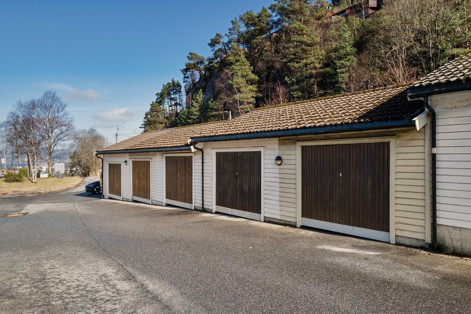 Parkering i garasje i rekke, samt gjesteparkering like ved. Galleribilde