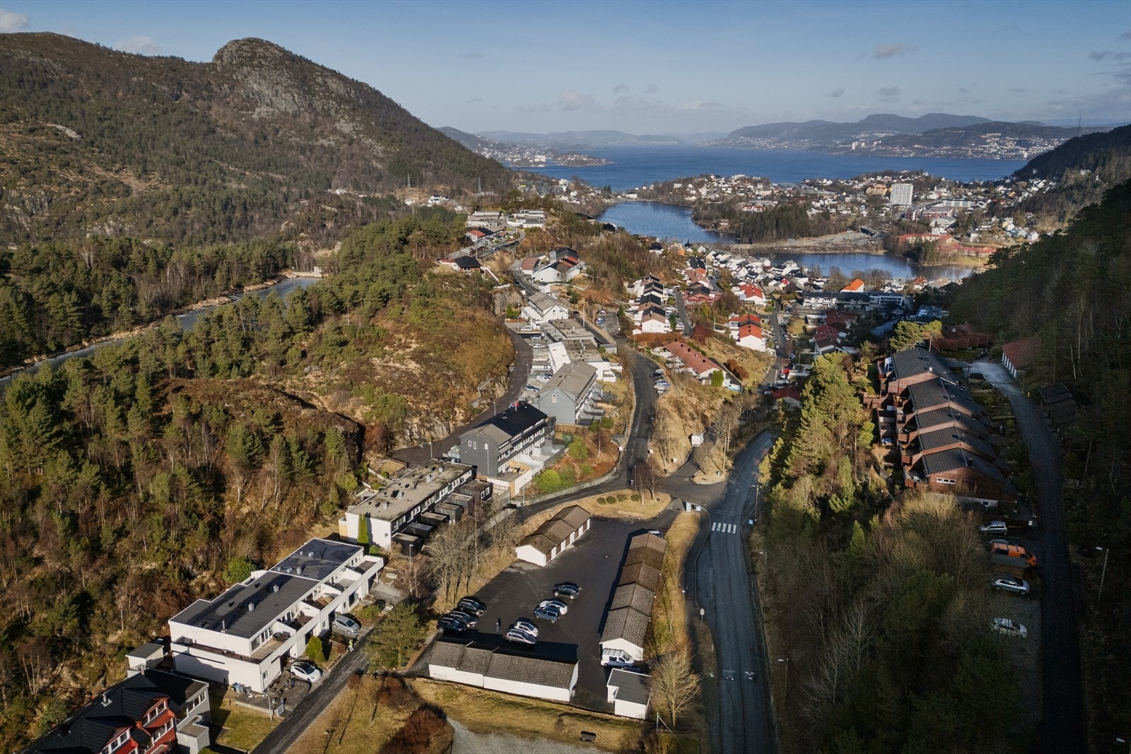 Beliggenheten er perfekt for barnefamilier, med flere barnehager og skoler i nærheten, noe som gjør hverdagen enklere og mer praktisk for både små og store. Galleribilde