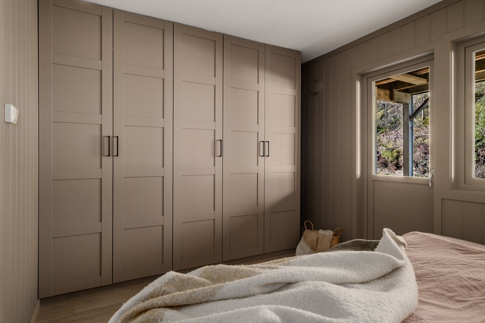 Her er god plass til å innrede med både dobbeltseng og ønsket garderobeløsning. Galleribilde
