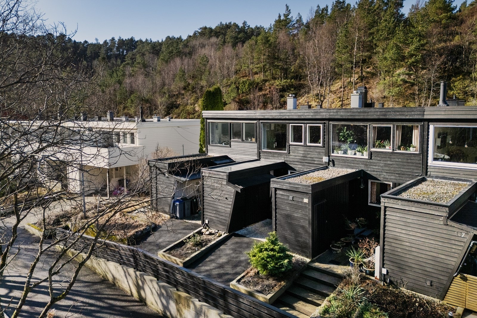 Nipedalen 141 ligger i et rolig og ettertraktet boligområde i Nipedalen på Ytre Laksevåg. Her bor man svært barnevennlig i rolig gate, med kort avstand til det meste man skulle trenge i hverdagen. Galleribilde