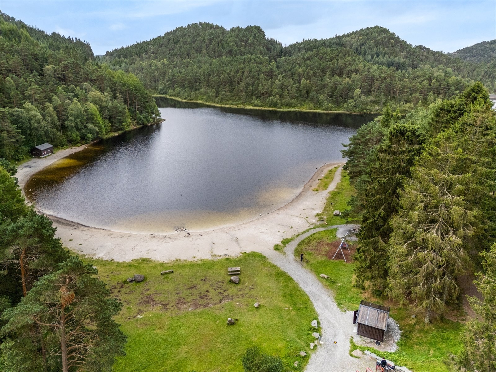 I Kanadaskogen ligger Tennebekktjernet, en populær badestrand på sommeren, men også til grilling og lek i snøen på vinteren. Et fantastisk sted for rekreasjon! Galleribilde
