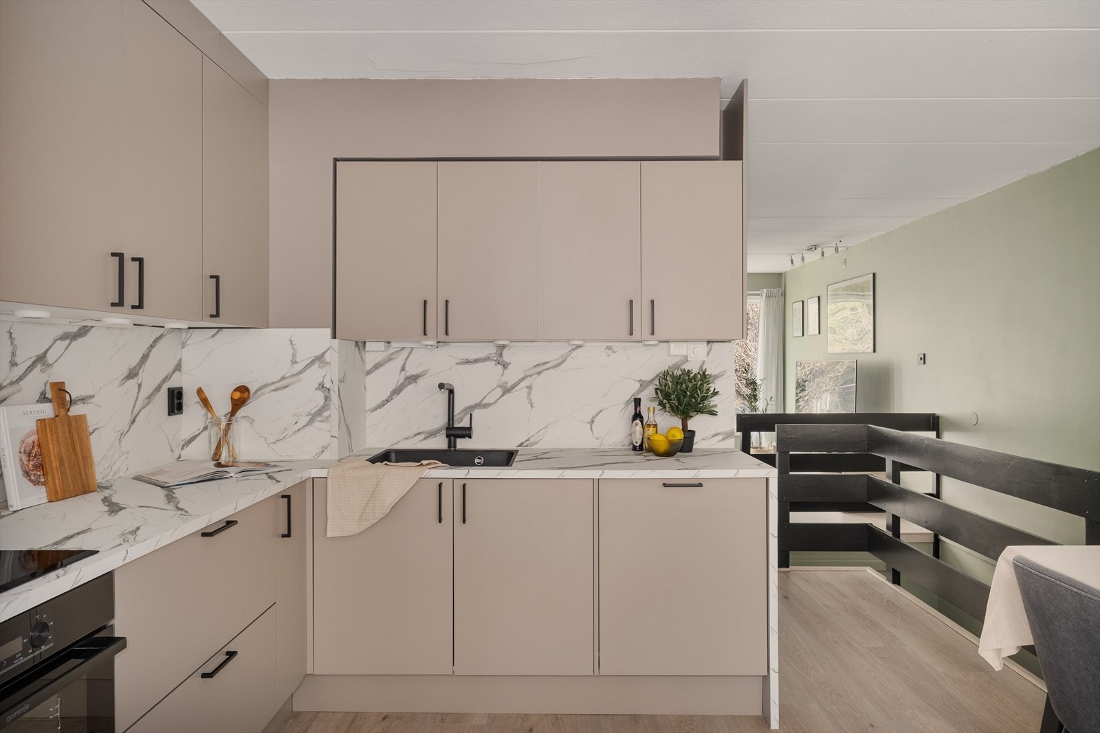 Kjøkkenet er for øvrig utstyrt med integrert oppvaskmaskin, stekeovn, platetopp, kjøl/fryseskap og ventilator med mekanisk avtrekk. Galleribilde