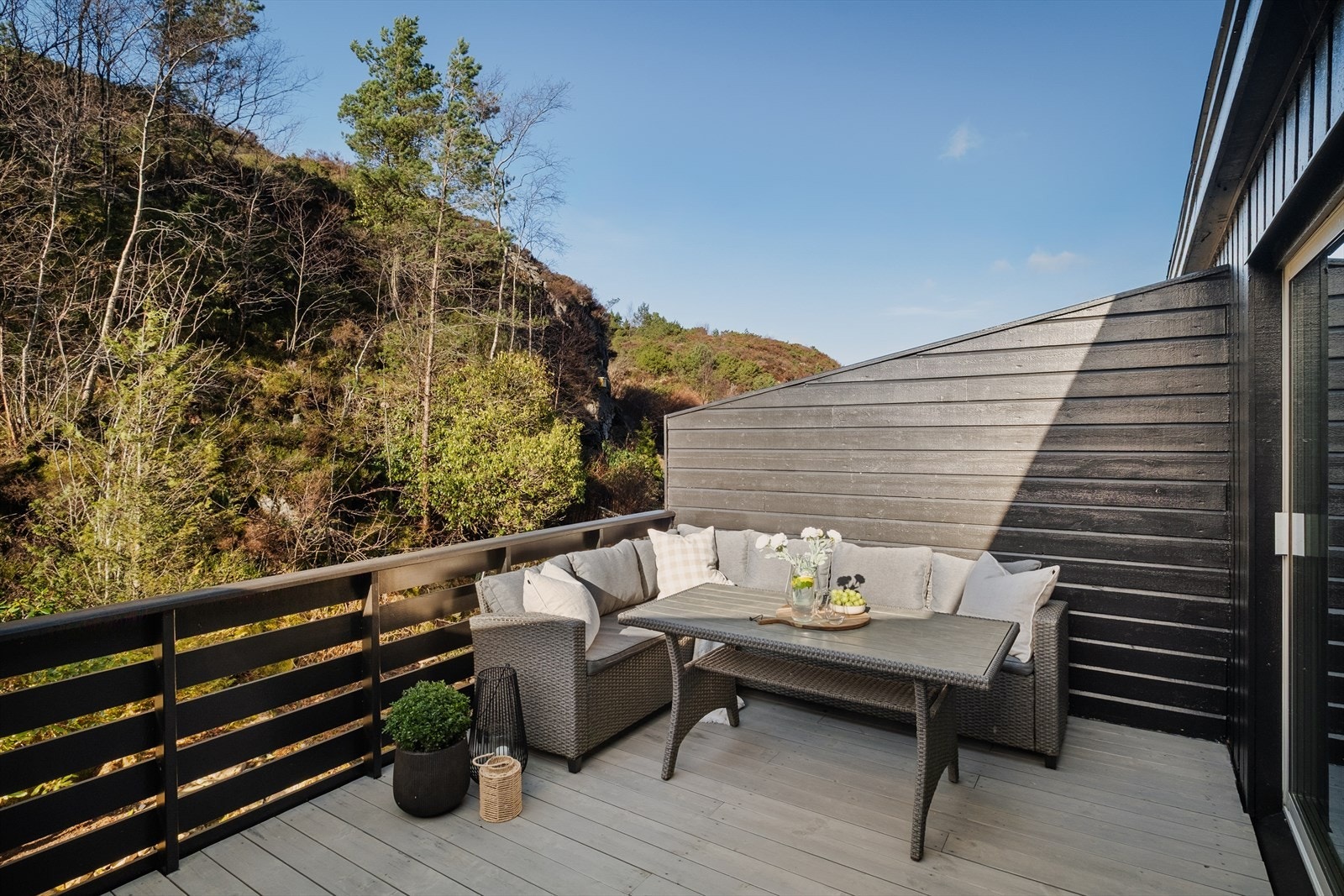 Her er god plass til å møblere med både sittegruppe, grill og øvrig ønsket møblement. Galleribilde