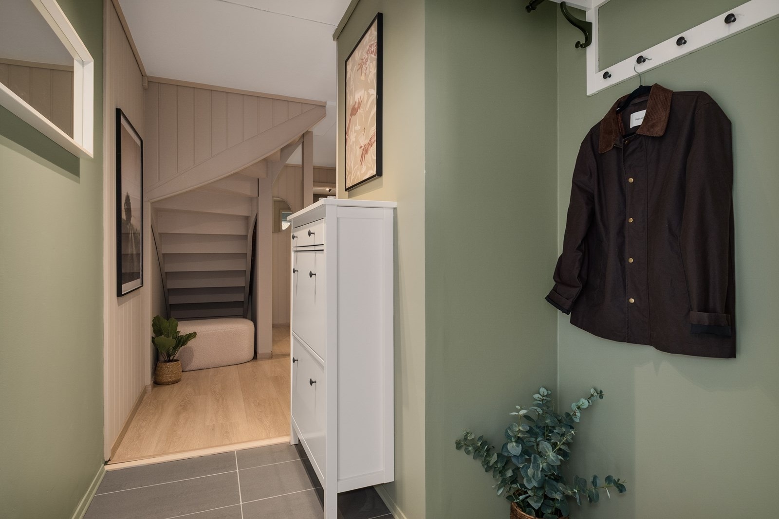 Entréen/gangen er lys og romslig og byr på god plass til å henge fra seg og oppbevare yttertøy. Galleribilde