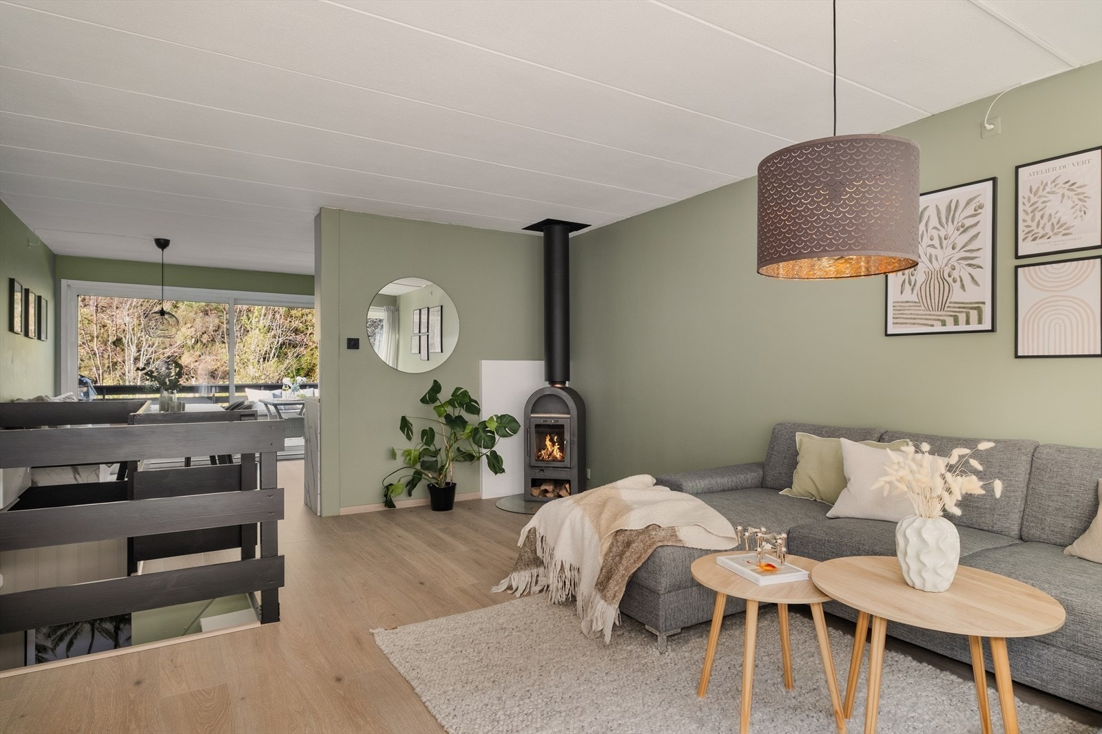 I stuen er det lunt og godt med både peis og varmepumpe. Galleribilde